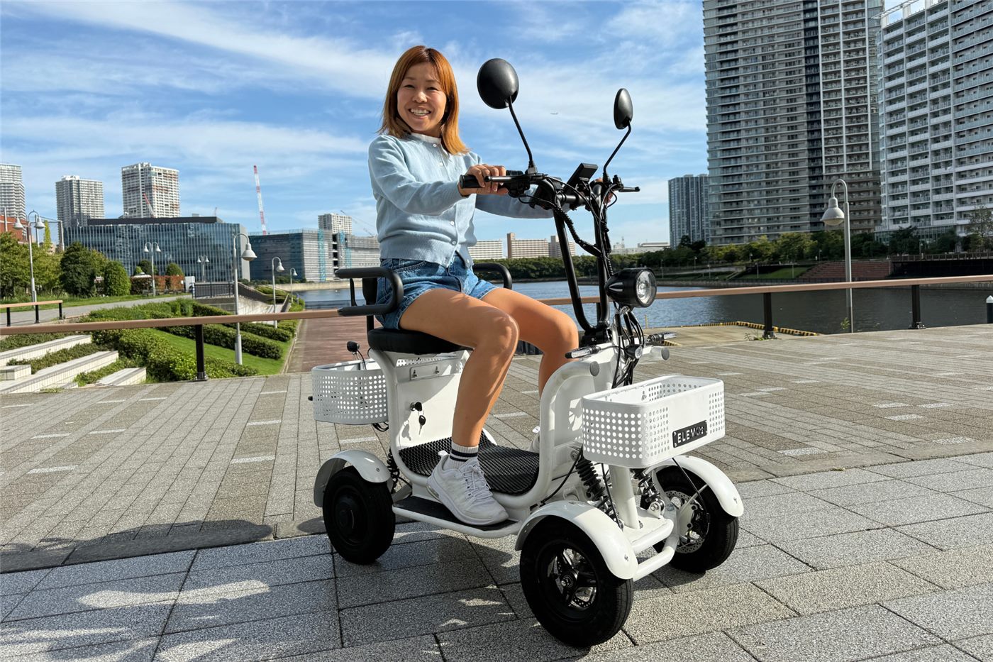 エレポーターの座席と足元